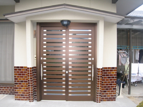 玄関リフォーム　ドアから引戸に変更　複層使用　ドアリモ、Ｃ０９型　ブラウン色